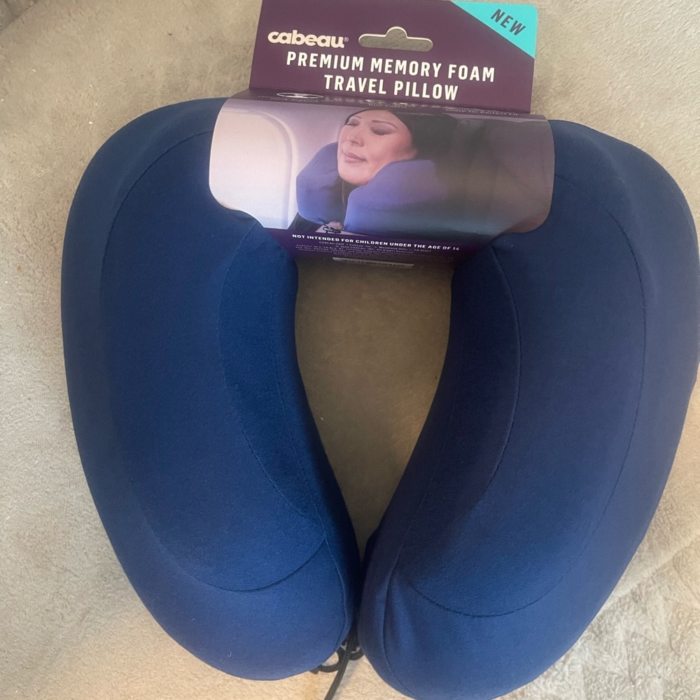 Cabeau premium memory foam travel pillow *NEW**!! Unused mega deal for only $20!